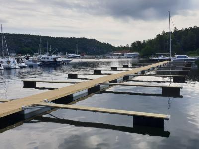 Tre og betong flytebrygge